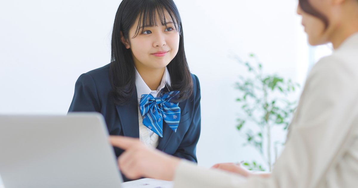 学校の勉強をしていれば大学受験は合格できるのと相談する生徒
