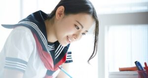 早稲田大学に合格して喜ぶ生徒
